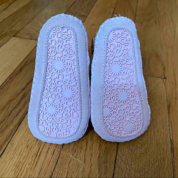 Baby Ugg Mittens and Booties - Picture 6 of 8